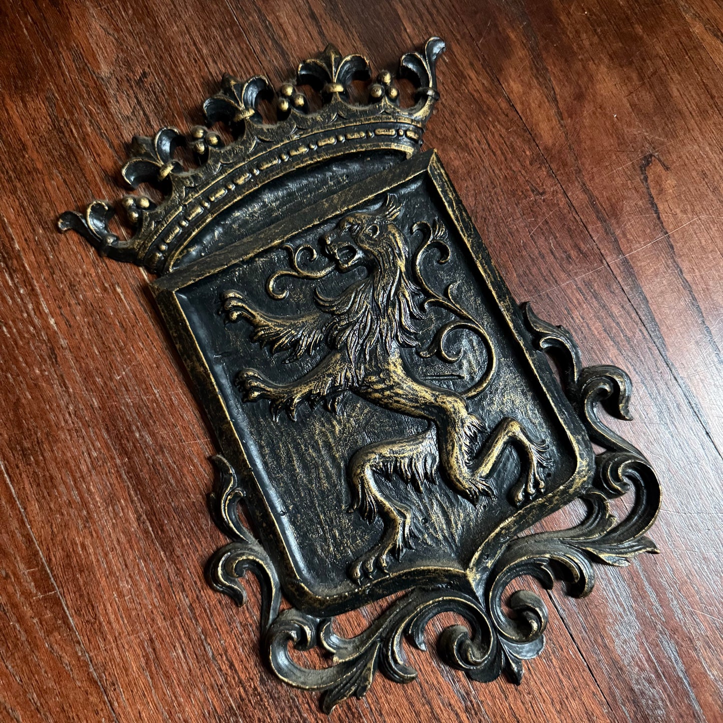 vintage lion crest wall plaque