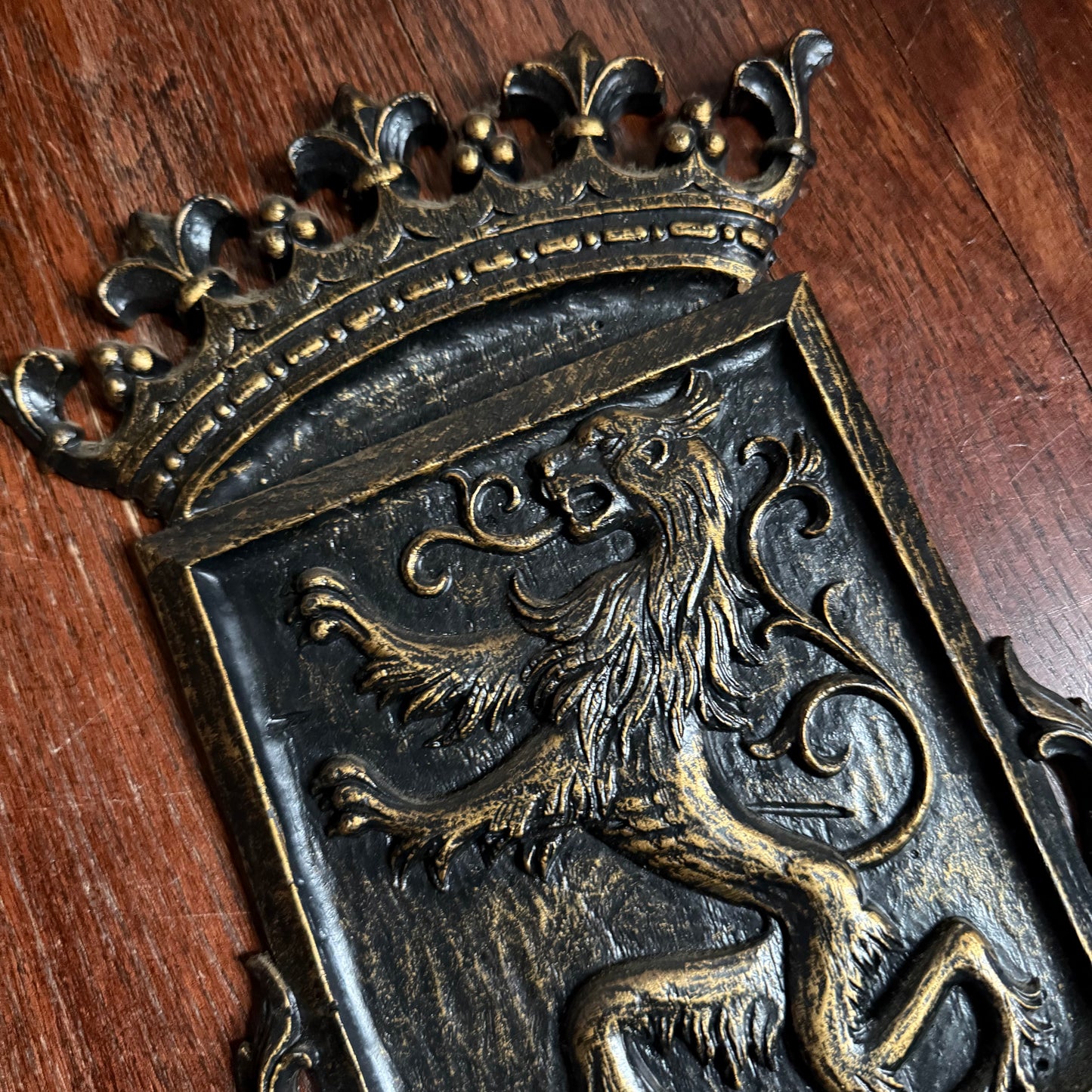 vintage lion crest wall plaque